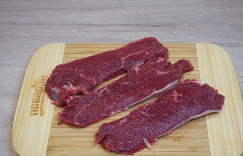 1. Этап. Лангет классический: Для приготовления нам необходимо взять мясо телятины. Лучше брать спинную часть туши, лопаточную. Можно взять отбивную. Итак, мясо надо нарезать порционными пластинами.