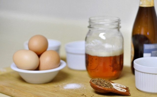 1. Этап. Ржаные блины с лососем: 1. В миске смешайте оба вида муки, тмин и соль. Отдельно взбейте яйца для теста с водой или пивом. Затем обе массы смешайте, влив масло. Оставьте тесто настояться в холодильнике на 1 час.