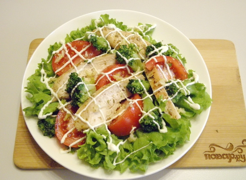 1. Этап. Салат с брокколи и курицей: Сделайте легкую майонезную сеточку и подайте салат к столу. Приятного!