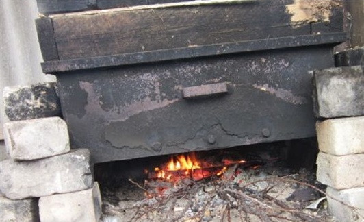 1. Этап. Карась горячего копчения: 4. Лучше всего томить карася при средней температуре, чтобы он хорошо проготовился. На это уйдет примерно полтора часа.