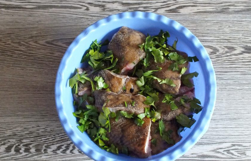 1. Этап. Налим на мангале: Рыбу поскоблите ножом, чтобы убрать слизь. Удалите внутренности, плавники. Вымойте. Нарежьте на средние кусочки. Переложите в чашу. Добавьте соль, перец, нарезанную зелень.