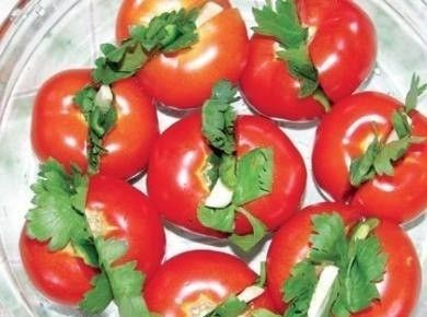 1. Этап. Маринованные помидоры быстрого приготовления: Сложить в глубокую миску и залить кипящим рассолом.