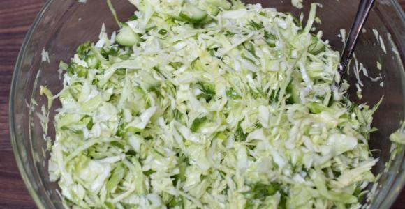 1. Этап. Салат из свежей капусты и огурца: Добавляем к огурцам и зелени капусту, добавим сахар, перемешаем. По вкусу добавим соль, поливаем уксусом и маслом. Перемешиваем.