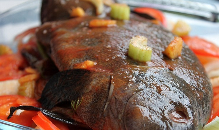 1. Этап. Линь с овощами: Удалить 1. Для начала нужно хорошенько выпотрошить рыбу, после чего убрать чешую и промыть под холодной водой. Далее, смешайте томатный сок с мелко нарубленной зеленью и залейте полученным соусом рыбу в форме для запекания.