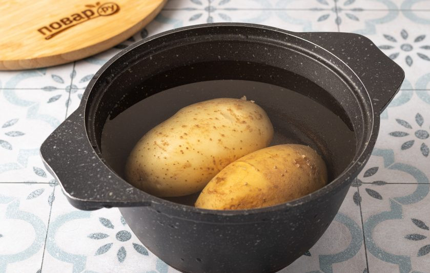 1. Этап. Чешский картофельный салат: Картофель отварите в мундирах до готовности. Затем остудите.