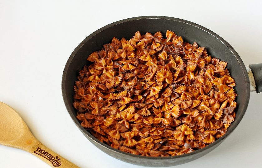 1. Этап. Макароны по-армянски: Макароны должны стать золотисто-коричневого цвета.