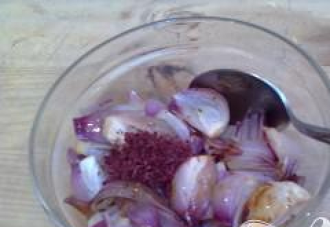 1. Этап. Арабский сэндвич: Смешать запеченный лук с соусом.