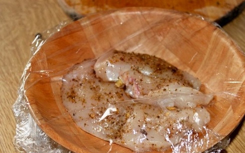 1. Этап. Салат с фасолью красной: Посыпаем курочку любимой ароматной приправой, добавляем оливковое масло. Тщательно 