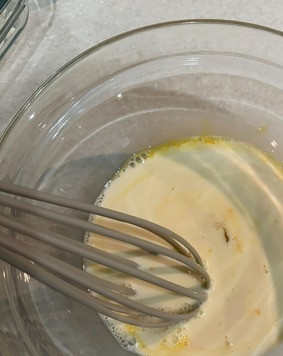 1. Этап. Закусочные сырные кексы: Добавить молоко. Перемешать