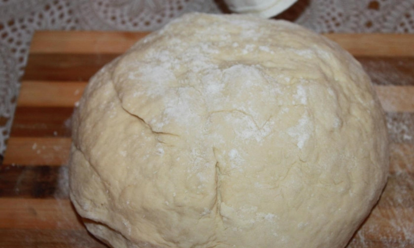 1. Этап. Дрожжевое тесто без опары: 8. Перекладываю тесто из миски на стол, который немного присыпаю мукой, и вымешиваю тесто руками.