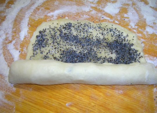 1. Этап. Плюшки с маком: Сворачиваем тесто в рулетик.