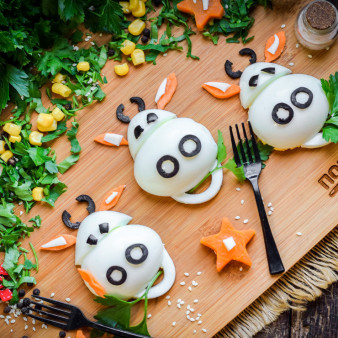 Фаршированные яйца на год Быка