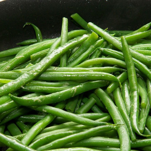1. Этап. Жареная фасоль: Кладем фасоль в сковороду и обжариваем в течении 5-8 минут.
