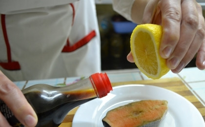 1. Этап. Красная рыба на сковороде: 1. Стейки лосося размораживаем, промываем под водой и обсушиваем. Маринуем в оливковом масле и соевом соусе. Солим, перчим, поливаем соком лимона.