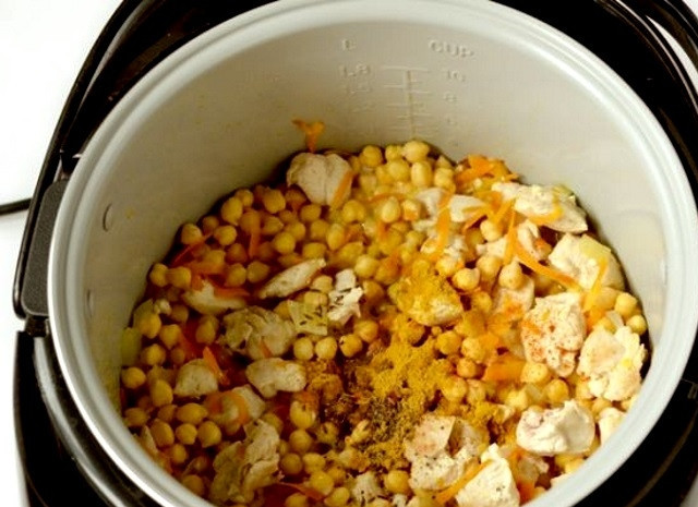 1. Этап. Нут со свининой: 4. Уберите из болгарского перца сердцевину, порежьте соломкой. Помидор порежьте на небольшие кубики. Очистите чеснок и порубите на небольшие кусочки.