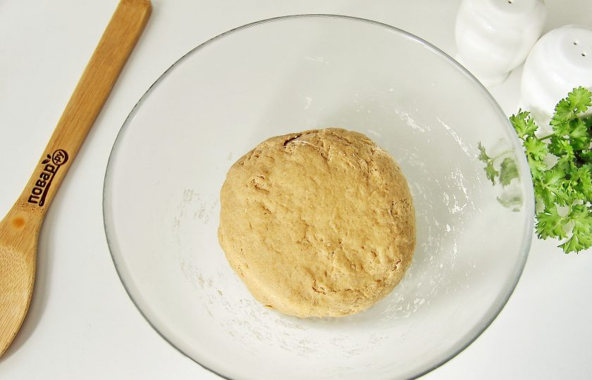 1. Этап. Пельмени из цельнозерновой муки: Муки может уйти чуть больше или меньше, чем указано в рецепте. Тесто не должно липнуть к рукам, оно должно получиться плотное, но эластичное. Соберите его в шар, накройте полотенцем и оставьте на 20 минут, после чего вымесите руками еще раз.