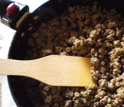 1. Этап. Баклажаны по-армянски: 3. Обжарим сначала лук до прозрачности, а потом добавим фарш. Обжарим.