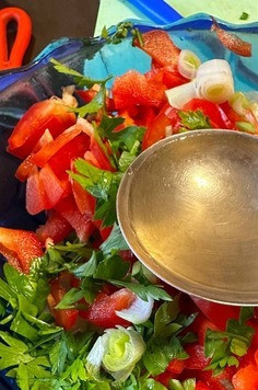 1. Этап. Салат с морковью и коктейльными томатами: Теперь переходим к заправке, первым делом я добавляю подсолнечное масло и перемешиваю