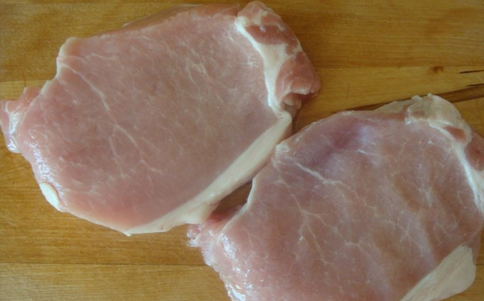 1. Этап. Копченое мясо в домашних условиях: Режем мясо на куски.