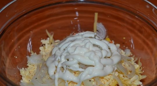 1. Этап. Салат Новогодний фейерверк: 7. Осталось только заправить блюдо и как следует перемешать. Салат 