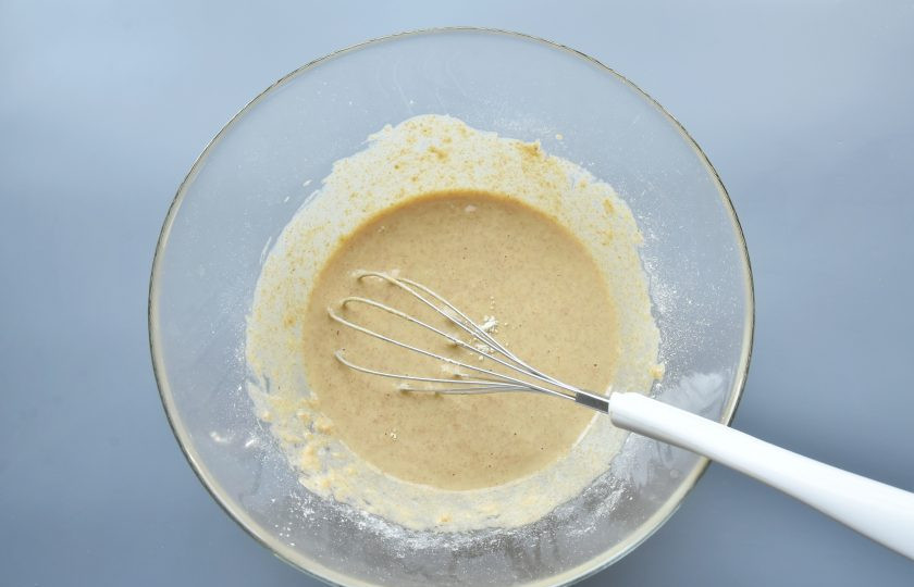 1. Этап. Лепешка без муки на сковороде: Оставьте тесто на несколько минут, что бы оно настоялось и отруби впитали в себя влагу.