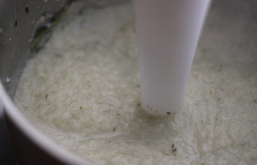 1. Этап. Суп-пюре из цветной капусты диетический: Добавить сыр и если надо, молоко.