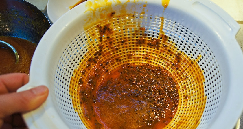 1. Этап. Джем из кактуса: Через сито отделить семена.