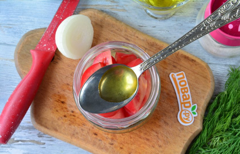 1. Этап. Сладкие маринованные помидоры дольками: Влейте растительное масло.