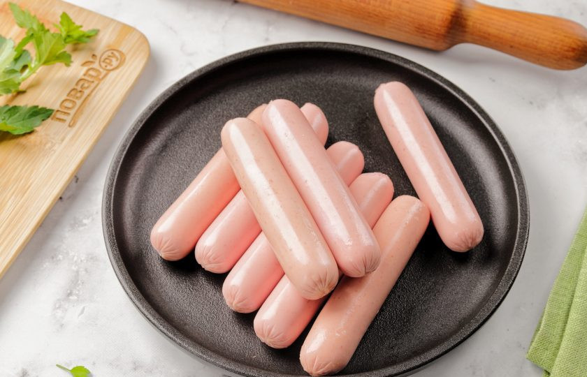 1. Этап. Сосиски в слоеном бездрожжевом тесте в духовке: Очистите все сосиски от плёнки.