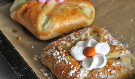 1. Этап. Венгерская ватрушка с грушей: Припудрить ватрушки сахарной пудрой.