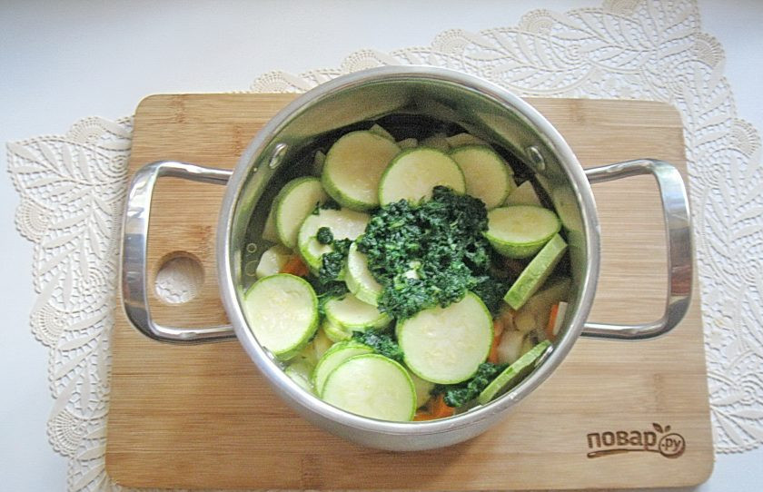 1. Этап. Суп-пюре из кабачков со сливками: Овощи посолите, добавьте 250-300 мл. воды.