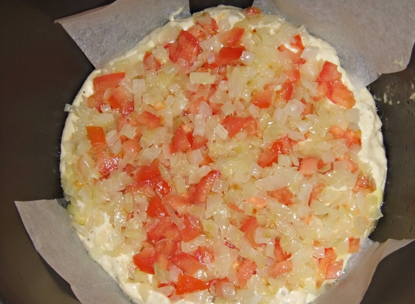 1. Этап. Пицца с помидорами в мультиварке: 5. Помидоры ошпарим, очистим от шкурки, мелко порежем. Смешиваем с капустой, выкладываем на тесто, чуть вдавливая.