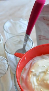 1. Этап. Конфеты с йогуртовой начинкой: Приготовим йогурт с применением закваски от Орсика. Все довольно быстро и просто. Берем молоко комнатной температуры- 1 литр, у меня домашнее парное! Высыпаем в молоко сухую закваску 