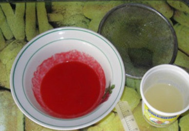 1. Этап. Икра из желатина для торта: Когда желатин набухнет, добавляем оставшийся сок и все вместе нагреваем, но не кипятим, до полного растворения желатина. Ставим желе в холодильник, оно нам понадобится загустевшим, но не застывшим. Желе загустело - достаем из морозилки масло и готовим шприц.