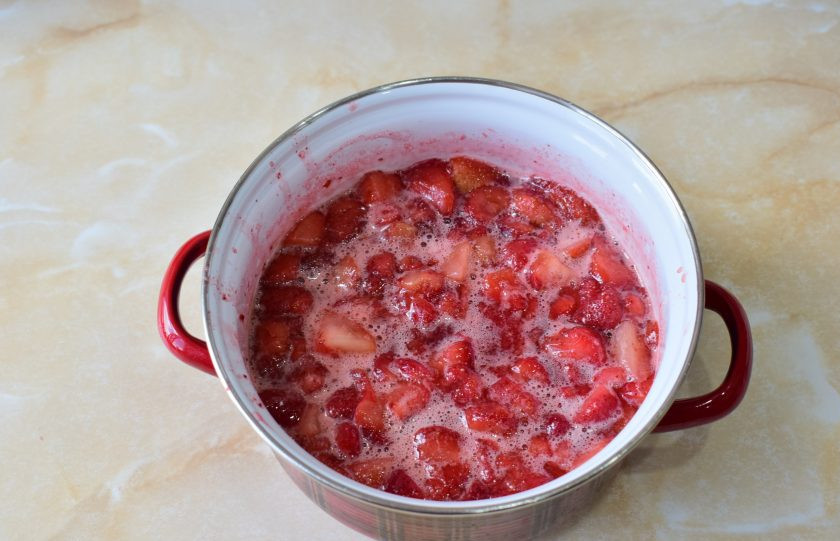 1. Этап. Варенье из клубники с кукурузным крахмалом: Затем поставьте кастрюлю на огонь и доведите все до кипения на небольшом огне. Помешивайте, чтобы сахар успел полностью растаять.