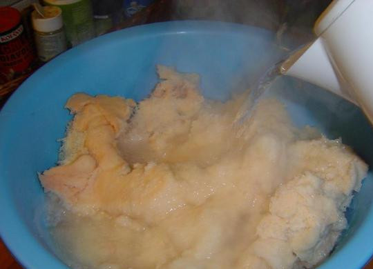 1. Этап. Картачи: Теперь выкладываем весь картофель в глубокую емкость. Закипятите подсоленную воду и влейте в картофель, постоянно перемешивая.