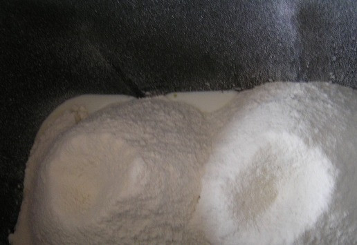 1. Этап. Молочный хлеб с белым шоколадом: Всыпьте муку.