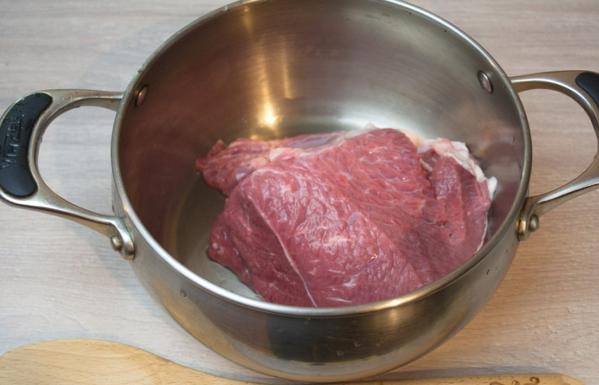 1. Этап. Мясо под соусом сметанным: Для приготовления мяса под соусом сметанным мы возьмем мякоть говядины. Мясо кладем в широкую кастрюлю. Заливаем водой так, чтобы вода полностью покрывала мясо и слегка выступала на 3-4 см. выше уровня мяса. Ставим мясо на огонь. Когда вода закипит, снимаем пенку. Добавляем к мясу крупно нарезанную морковь и лук, несколько лавровых листиков, варим мясо 1,5-2 часа до готовности на среднем огне. Если вода выкипит, подлейте воды столько, чтобы в итоге мясо всегда было ею покрыто.