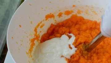 1. Этап. Морковный суп-пюре с имбирем: К моркови добавьте йогурт, апельсиновый сок, соевый соус и перец.