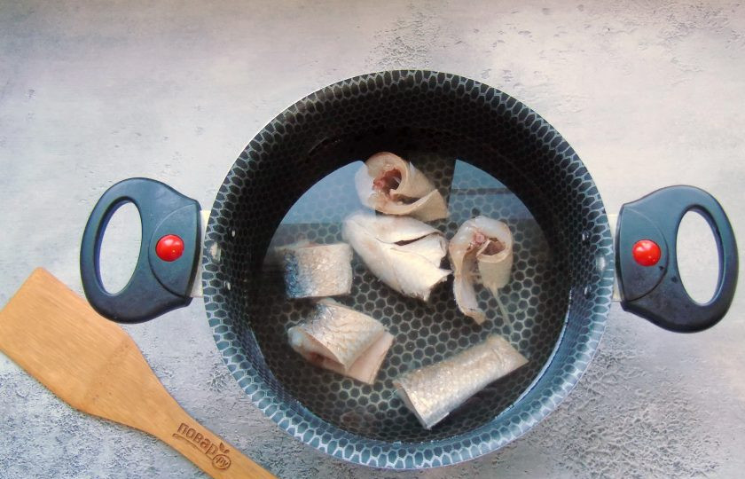 1. Этап. Рыбный суп с булгуром: Любую не очень мелкую рыбу (у меня кефаль) очистите, выпотрошите, удалите плавники и жабры. Хорошо помойте и нарежьте кусочками. Выложите в кастрюлю и залейте водой.