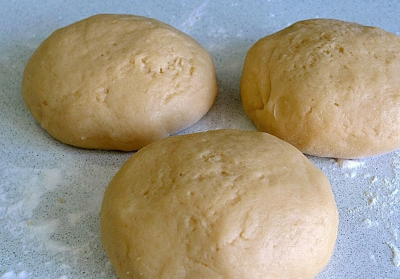 1. Этап. Торт Медовое полено: 2. Муку просейте с разрыхлителем и всыпайте в мисочку, замешивая тесто. Когда оно готово, не липнет к рукам, разделите на 3 одинаковые части.