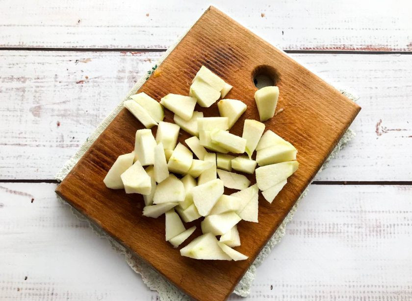 1. Этап. Салат с сельдереем и апельсином: Яблоко очистите от кожуры, удалите сердцевину и нарежьте небольшими кусочками.