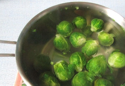 1. Этап. Салат из брюссельской капусты: Я буду готовить из замороженной капусты, её размораживать не надо. Вскипятить воду и опустить в неё качанчики. Варить 10 минут. (Если готовить из свежей капусты, то её очистить от верхних листьев и хорошо вымыть.) Сваренную капусту откинуть на дуршлаг и сразу поместить в холодную воду ( или подержать под проточной водой). Потом вновь откинуть на дуршлаг и дать стечь воде.