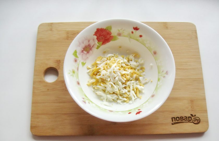 1. Этап. Салат с зеленым горошком и морковью: Яйца сварите вкрутую, охладите, очистите и мелко нарежьте. Выложите в салатник.