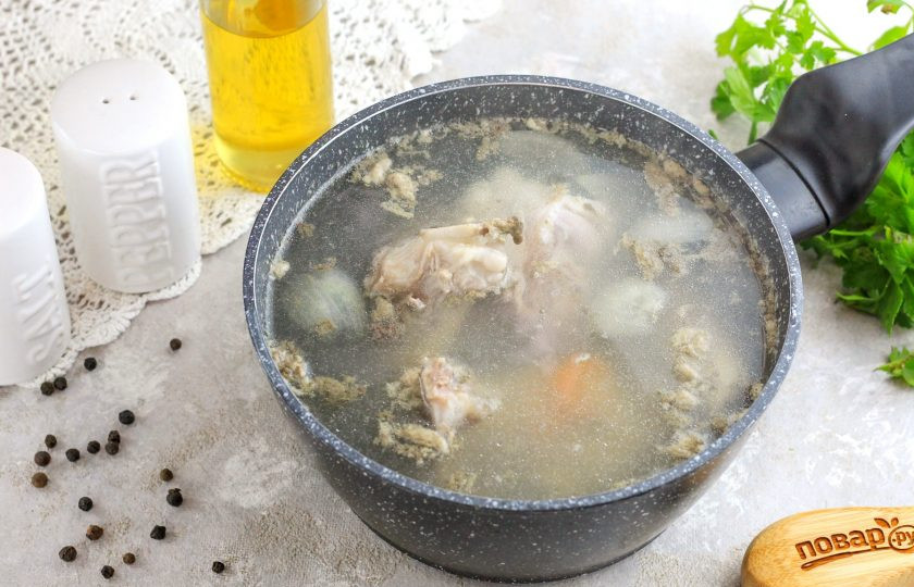 1. Этап. Бульон на сахарной кости: Когда жидкость закипит, проварите все 2-3 минуты и слейте первый бульон, он будет мутным из-за образовавшейся пены.