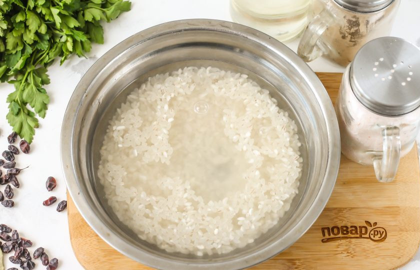 1. Этап. Чеченский плов: Рис промойте в холодной воде несколько раз, пока вода не будет оставаться прозрачной, необходимо вымыть из крупы весь крахмал.