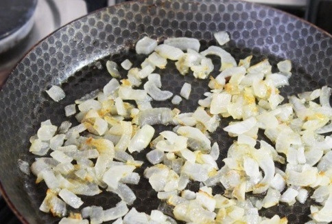 1. Этап. Печень индейки со сметаной: Лук очищаем от шелухи. Нарезаем полукольцами. Бросаем на раскаленную сковороду, смазанную предварительно сливочным маслом. Жарим лук до появления золотистого оттенка. Чтобы его сделать мягче, добавляем совсем немного соли.