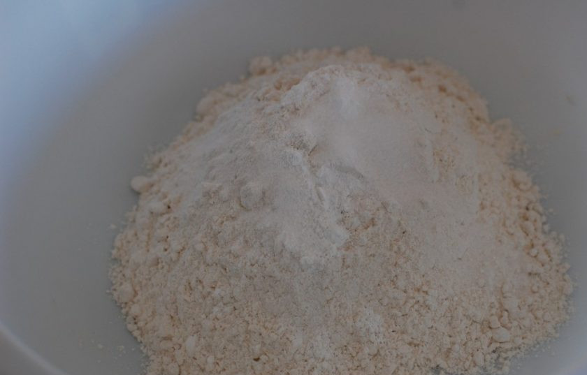 1. Этап. Лимонное печенье с сыром Рикотта: 1. Просейте муку, смешайте ее с разрыхлителем, содой и солью.