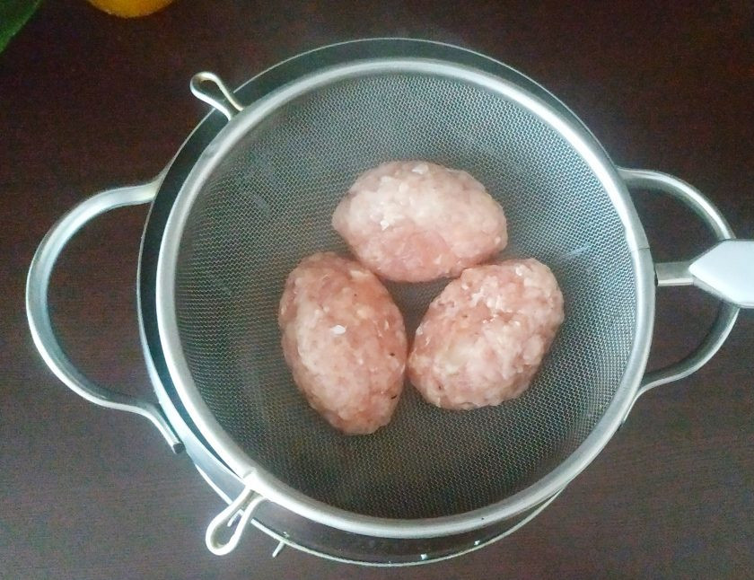 1. Этап. Вареные котлеты: Есть два варианта варки котлет, в глубокой посуде, добавив стакан воды или на паровой бане. Мне нравится второй вариант, котлеты получаются намного нежнее.