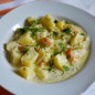 Тушеный картофель с овощами Лук и морковь нарежьте кубиками. Сложите овощи в кастрюлю, добавьте лавровый лист, соль и перец по вкусу. Залейте сметаной, добавьте пол стакана воды и тушите на медленном огне около 30 минут. Картофель очистите и нарежьте кубиками.